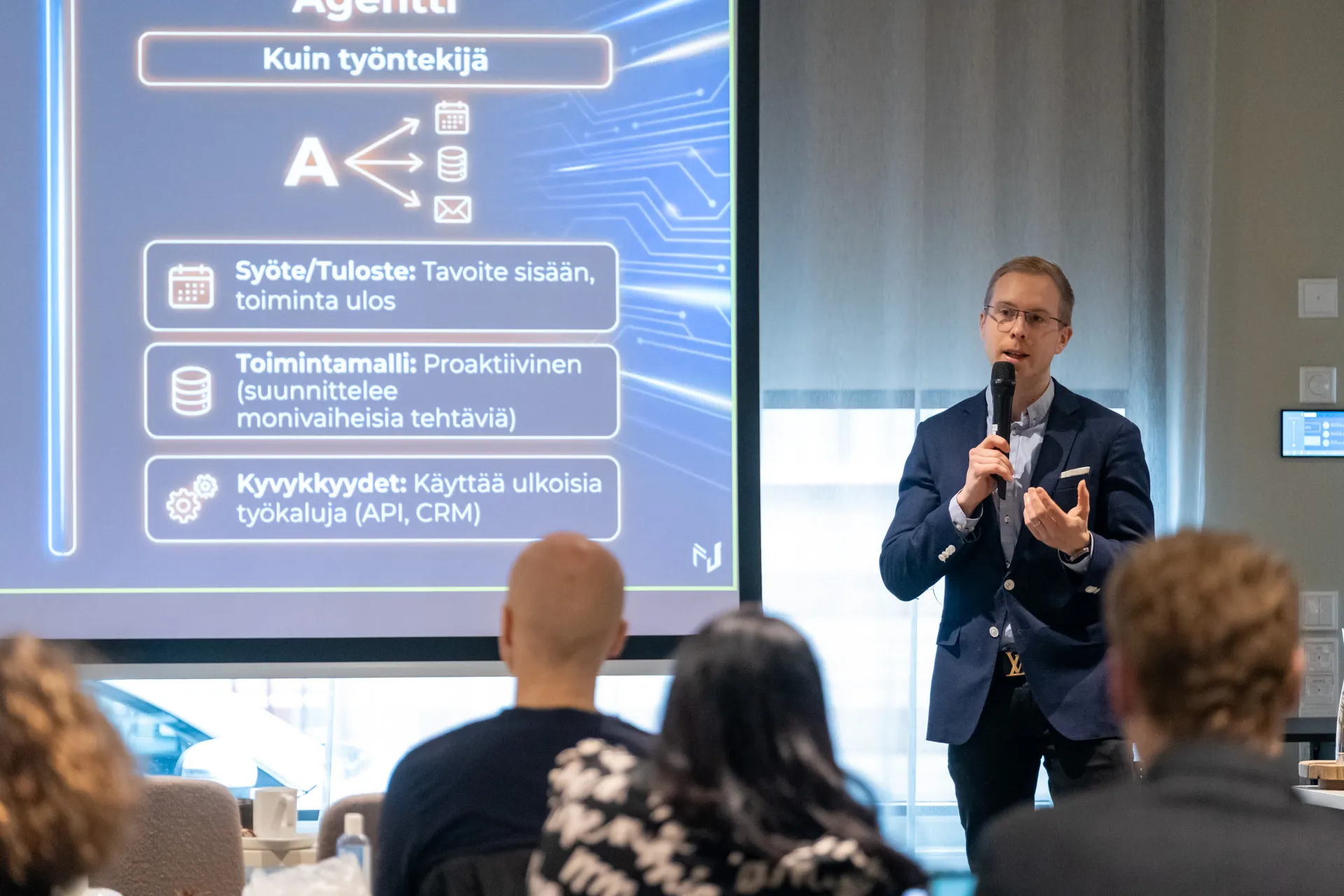 Valtteri Kujala pitämässä tekoälykoulutusta yritysyleisölle Oulussa