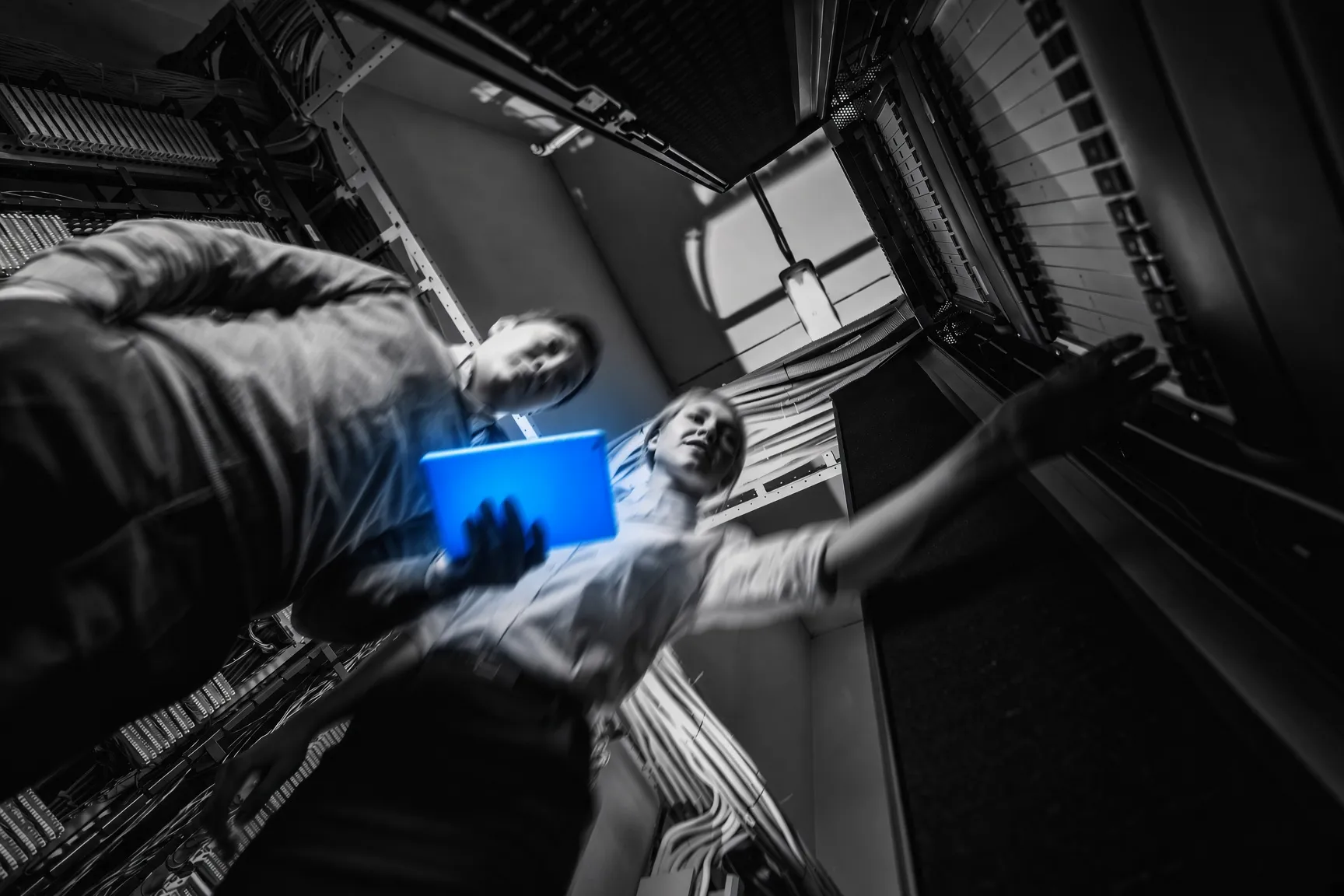 Two experts in a data centre with a tablet – a company cybersecurity assessment among the servers