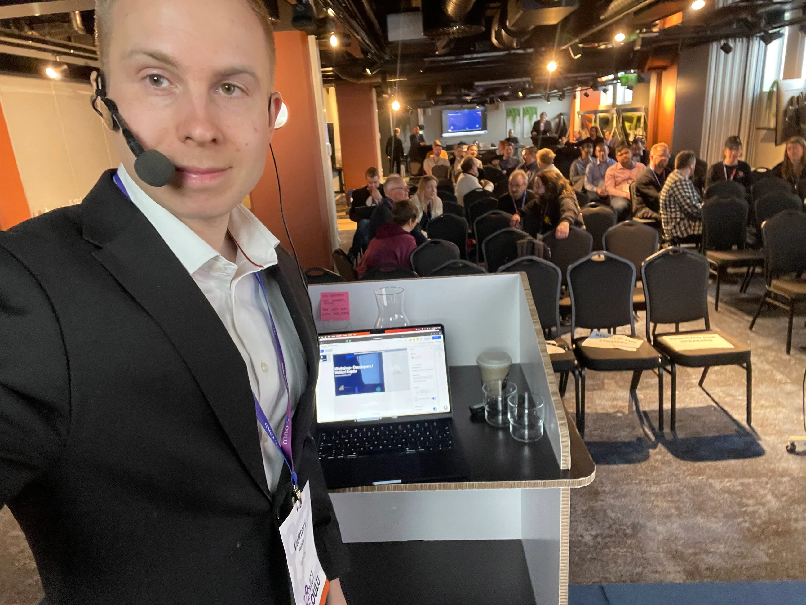 Tekoälykouluttaja Valtteri Kujala pitämässä koulutusta yleisölle